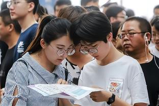 最后时刻曼联反击霍伊伦稳健拿球形成多打少，阿姆拉巴特传球被断